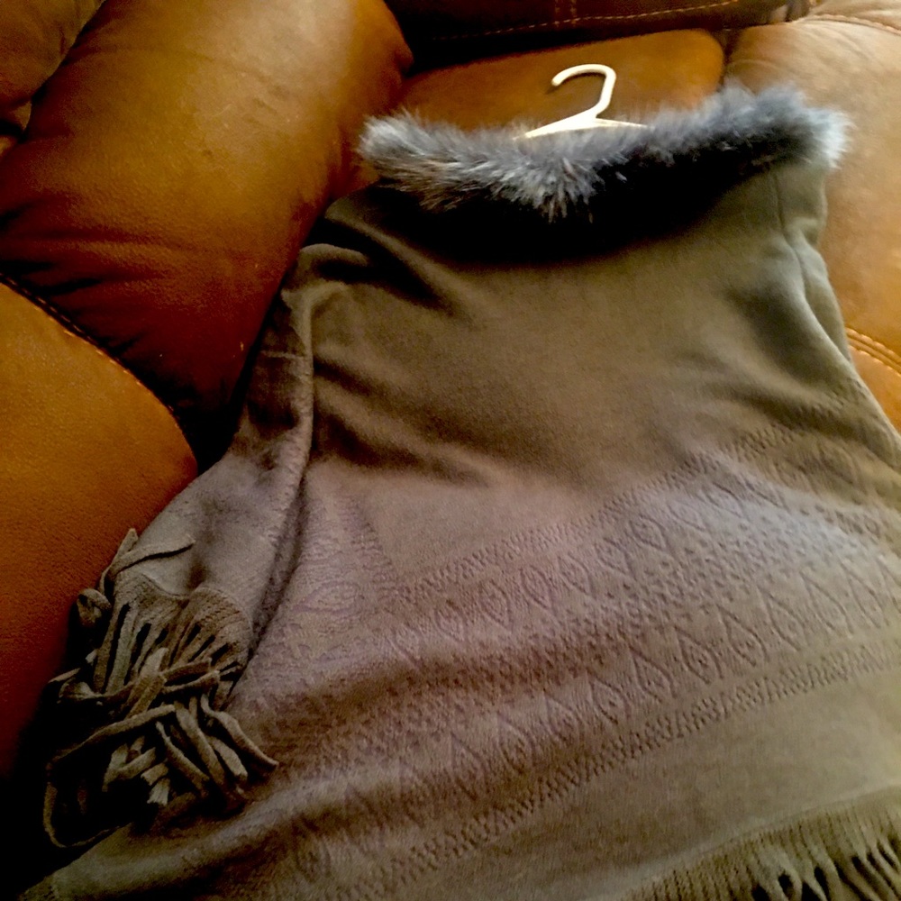 Grey poncho with fur